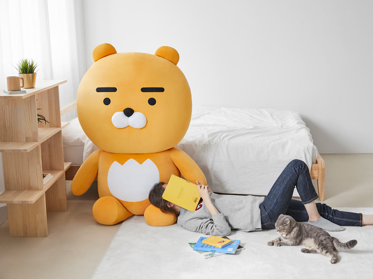 Kakao Friends 登場了一款巨型 Ryan 布偶，身長與真人相仿，置於床邊，成為房間的亮眼擺設。