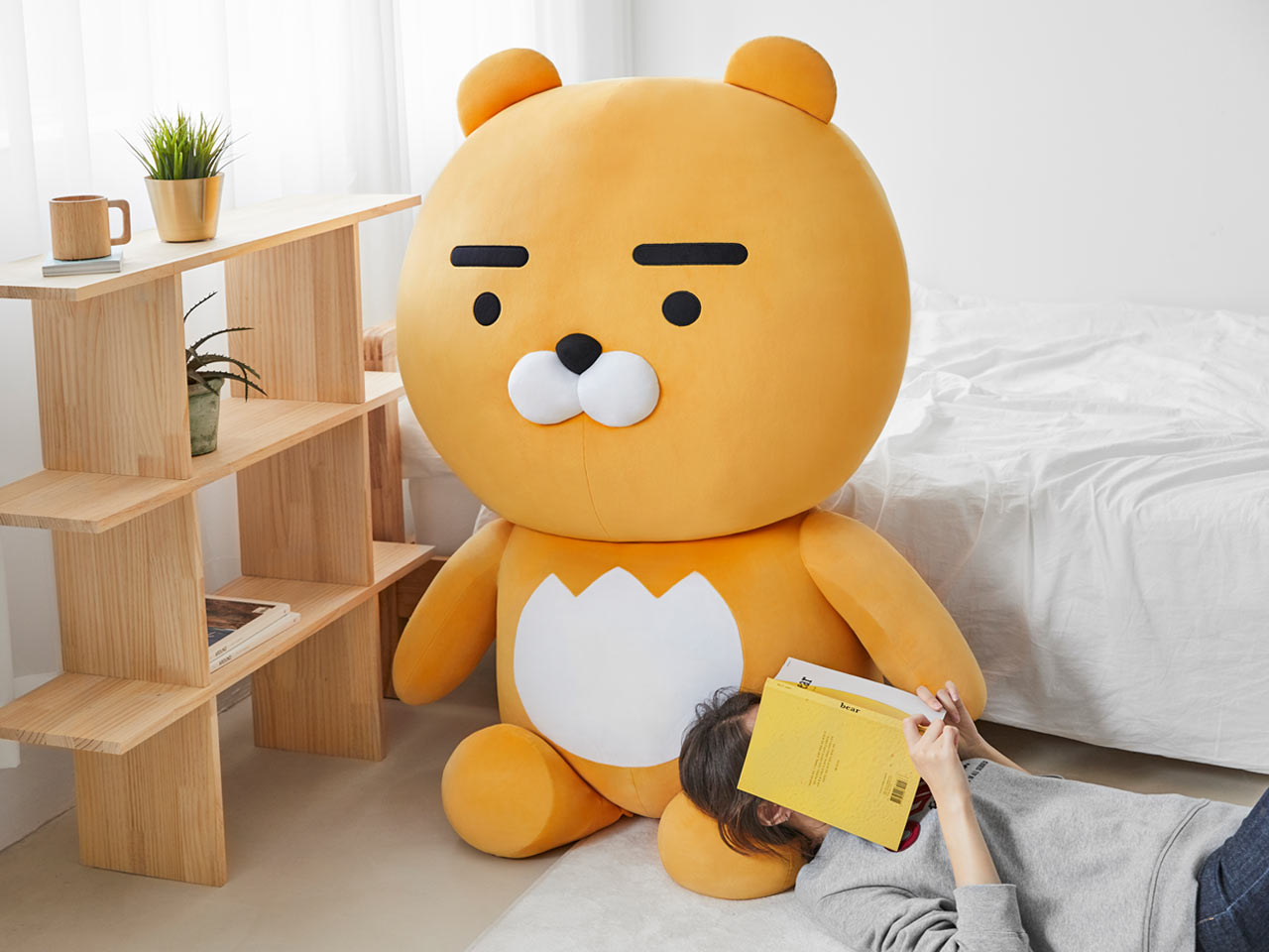 韓國 Kakao Friends 推出巨型 Ryan 布偶，具備 60x80x156 公分的巨大尺寸，成為居家中吸引眼球的元素。