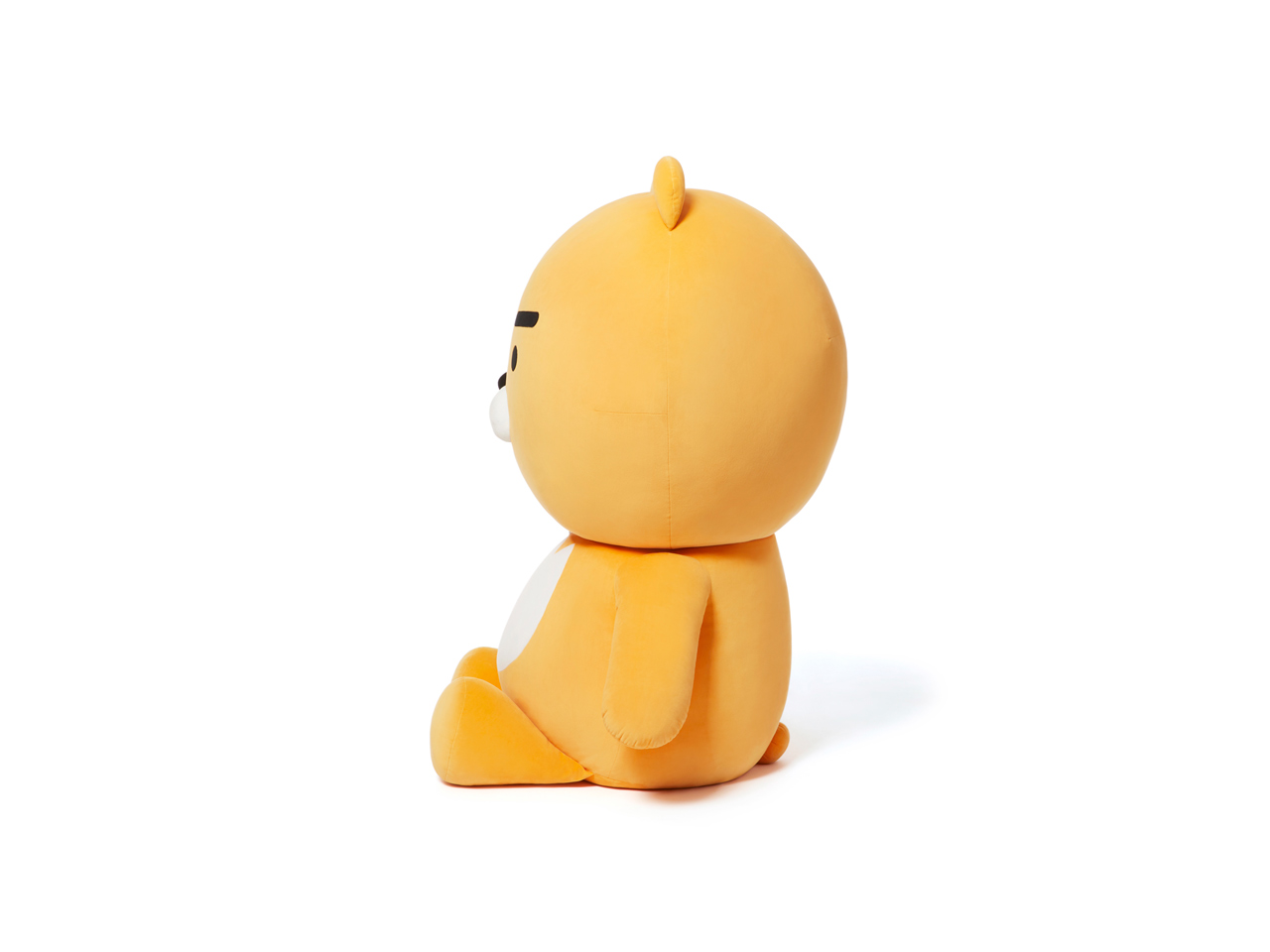 巨型 Ryan 布偶站立於白色床單上，以強烈的目光讓人無法忽視其存在，成為一個家居亮點。