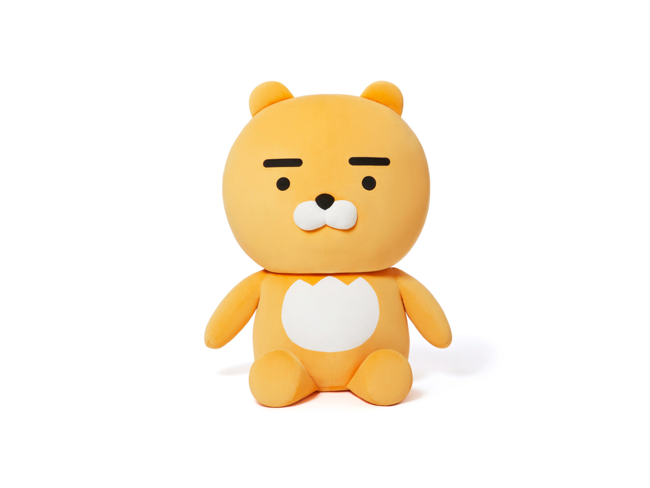 迷你版的 Ryan 布偶依偎在餐桌旁，包圍在各種裝飾中，象徵快樂與友愛的縮影。