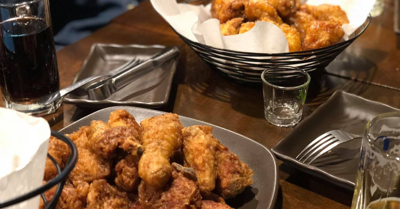 一張展現多位韓流明星的模糊照片，探索當下流行的面貌。