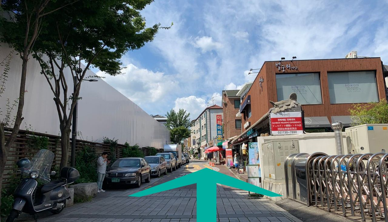 住宅街の中の通り、車が駐車されている部分の様子