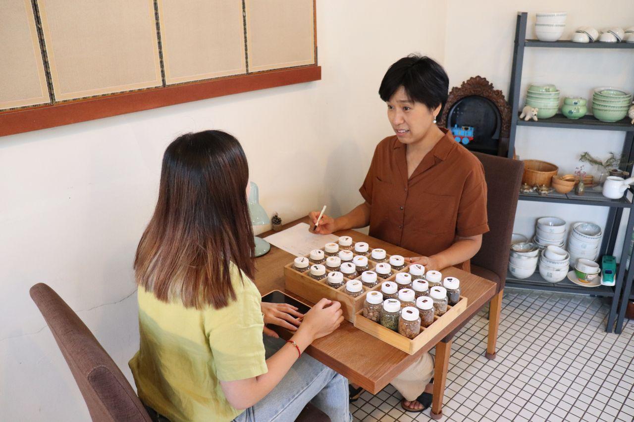 ティーテラピストと相談しながら韓方茶を選んでいる様子