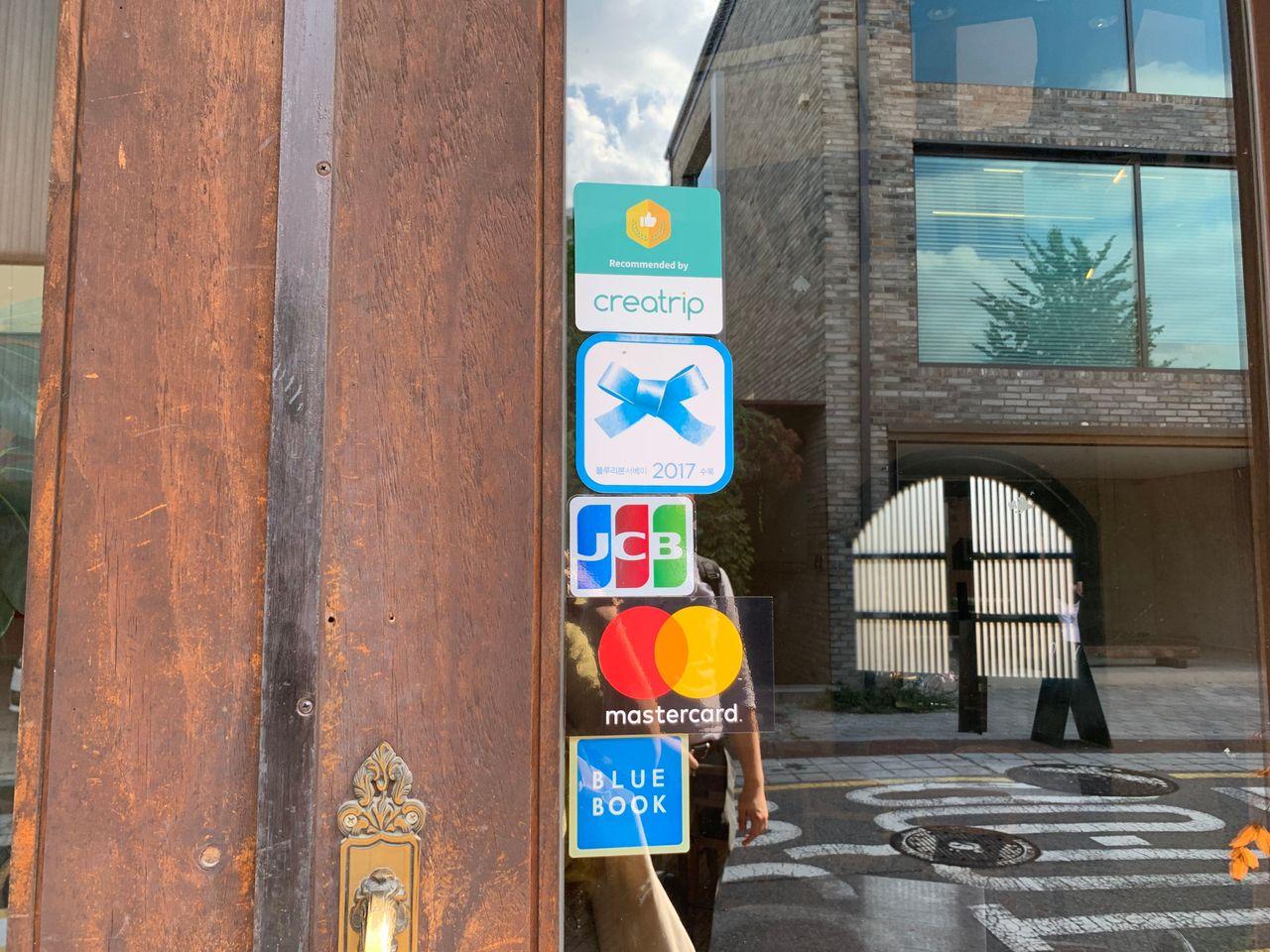 ティーセラピーの店内、暖かみのある光に包まれたテーブルと椅子