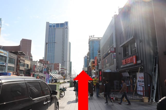 從海雲台地鐵站5號出口沿著街道直行，餐廳就在前方的方便位置，朝向食海鮮美食方向。