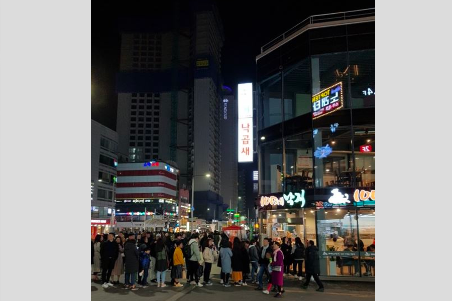 濰坊市街頭景觀，夜晚燈光璀璨反映出市區的繁榮氣氛。