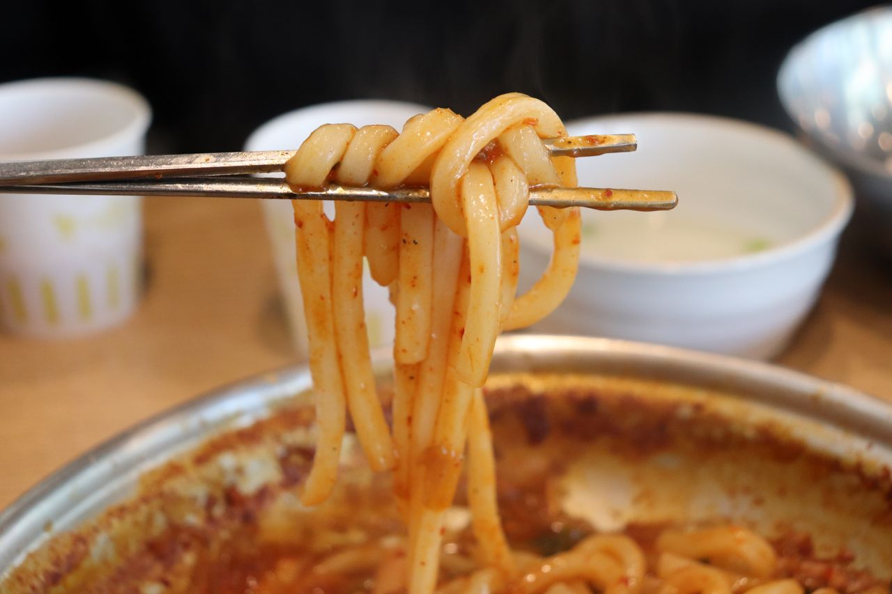 プサン料理ナッコプセにうどんを加えて炒める最後のシーン