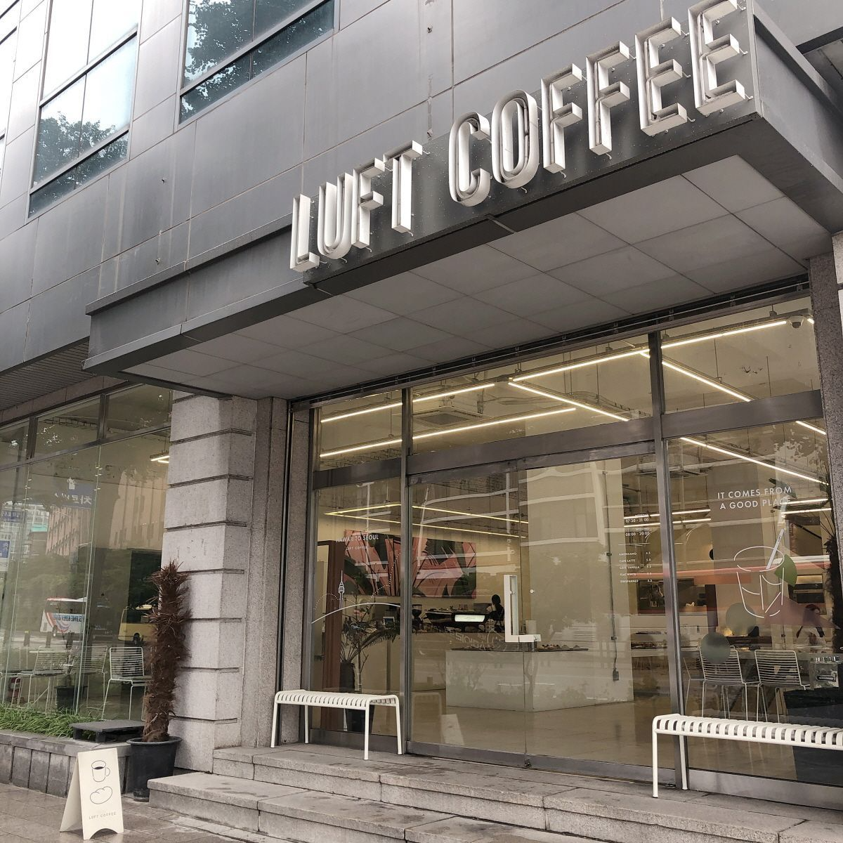 韓国カフェ、小さなハワイ、ソウルカフェ、明洞カフェ、ミョンドンカフェ、広いカフェ、ベーカリーカフェ、韓国ベーカリーカフェ、韓国パン屋、オシャレなパン屋、ルフトコーヒー