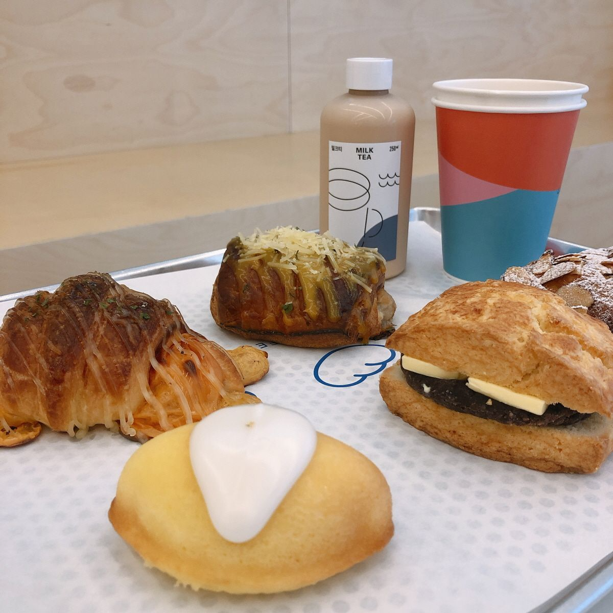 韓国カフェ、小さなハワイ、ソウルカフェ、明洞カフェ、ミョンドンカフェ、広いカフェ、ベーカリーカフェ、韓国ベーカリーカフェ、韓国パン屋、オシャレなパン屋、ルフトコーヒー