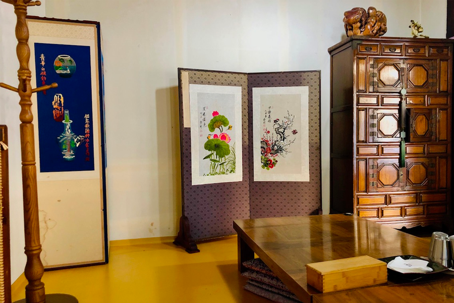 另一個用餐室內部，擺放著韓式折疊屏風，感受到濃厚的傳統風格。