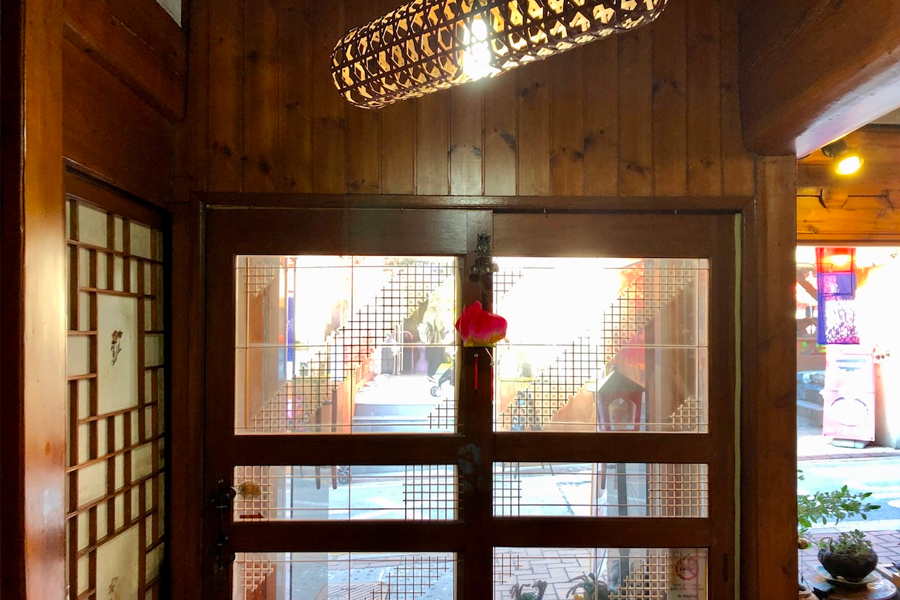 餐廳的正門入口，裝飾著韓國傳統的燈飾和門框。