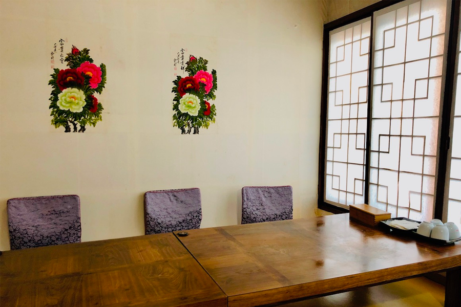 韓屋風格的小桌子，靠窗的位置讓人感受到明亮的自然光線。