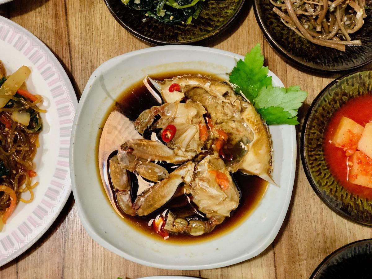 ビョゴドンの名物、豊富な味わいと豪華さを誇る蟹のカンジャンケジャン定食。韓国伝統の副菜が楽しめます。