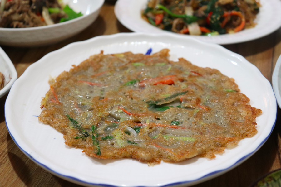 韓國煎餅，配以鮮亮的蔬菜，這道菜是韓國小吃的代表之一。