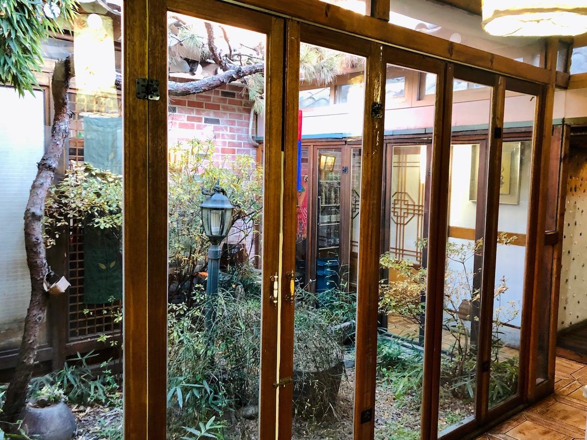 美しい景観を楽しめる韓屋の庭園。伝統的な木造建築が見られます。