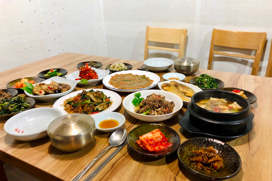 一桌豐盛的韓定食套餐，含有各式各樣的傳統韓式飲食小菜。