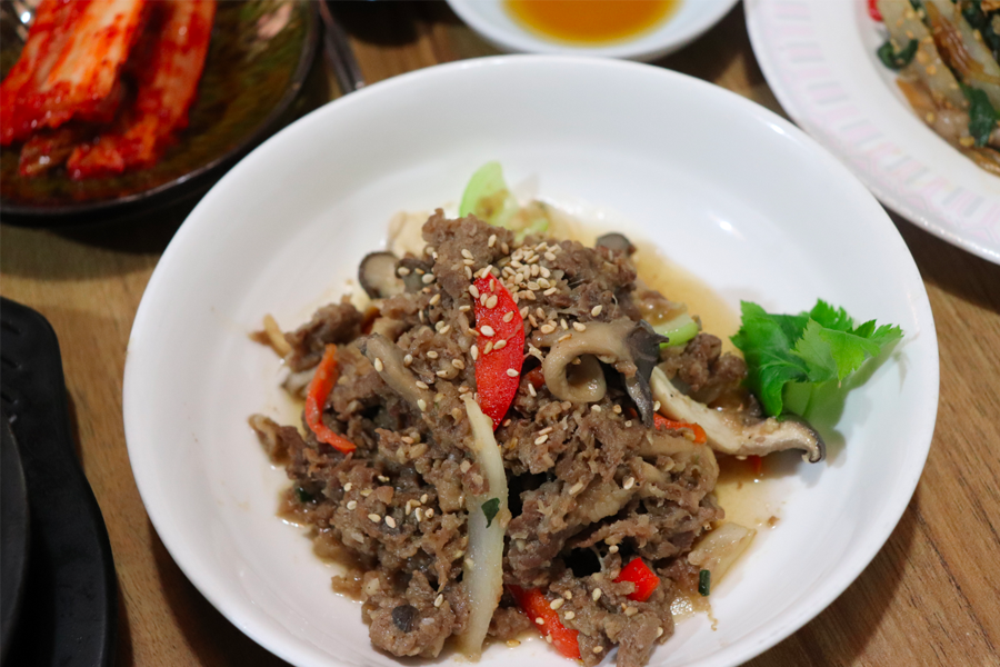 韓定食餐次中豬肉和蘑菇的近景圖，令人口水直流。