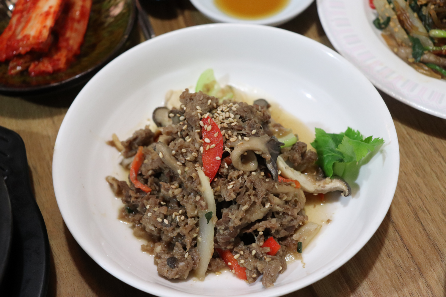 韓国の代表的な料理プルコギ。彩り豊かな野菜と牛肉が絶妙に混ざり合っています。