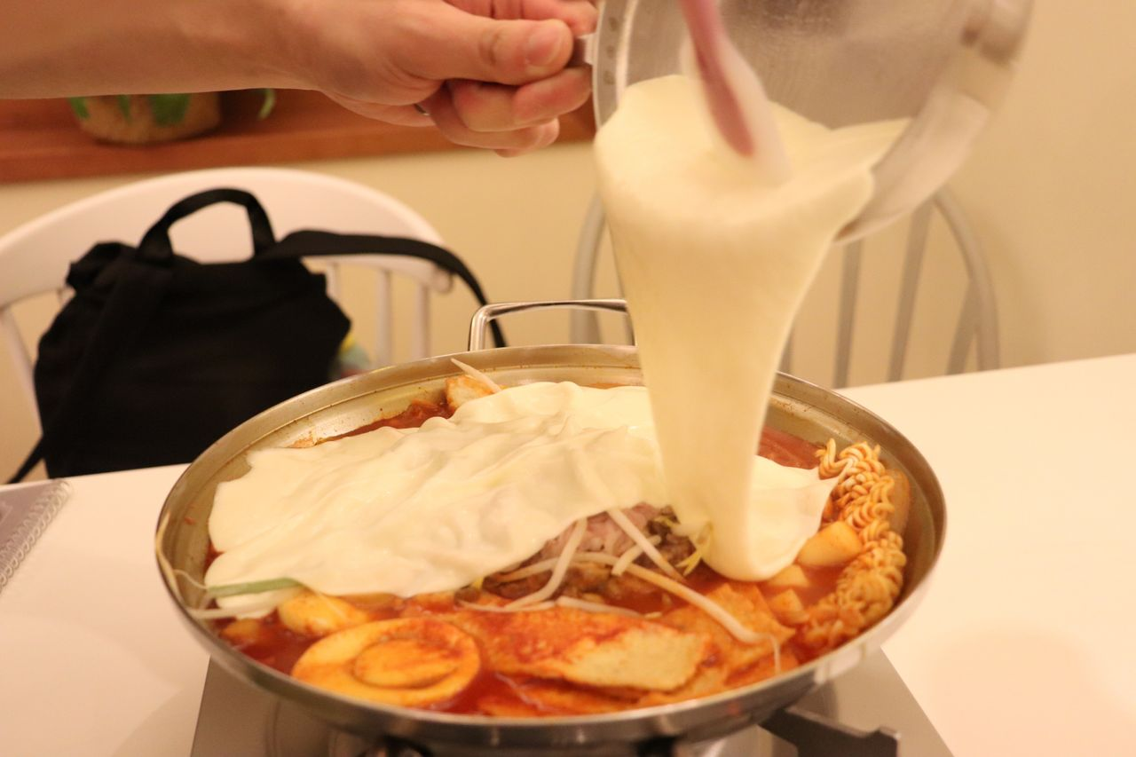 korea, seoul, food, high calorie, fat food, chicken, fried chicken, korean food, tteokbokki, spicy rice cake, gopchang, beef intestines, snacks, honey butter, almonds, cake, cookies, biscuits, cheese, jokbal, soju, pig