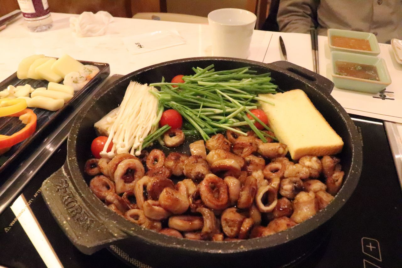 korea, seoul, food, high calorie, fat food, chicken, fried chicken, korean food, tteokbokki, spicy rice cake, gopchang, beef intestines, snacks, honey butter, almonds, cake, cookies, biscuits, cheese, jokbal, soju, pig