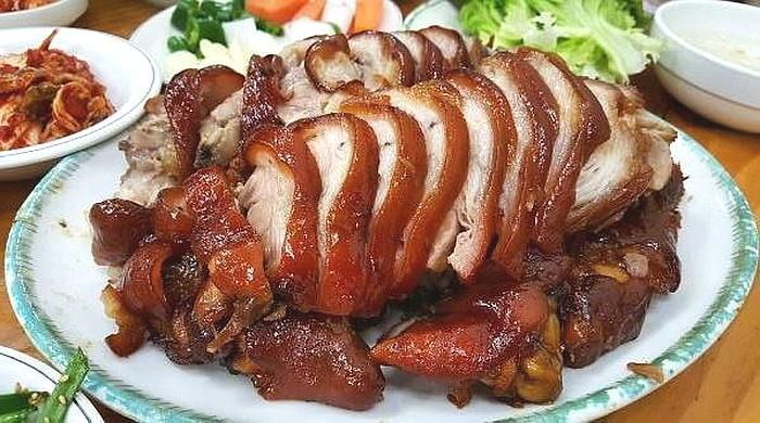 korea, seoul, food, high calorie, fat food, chicken, fried chicken, korean food, tteokbokki, spicy rice cake, gopchang, beef intestines, snacks, honey butter, almonds, cake, cookies, biscuits, cheese, jokbal, soju, pig