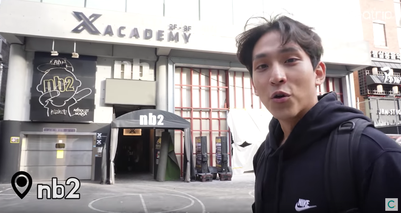 Entrada del club nb2 operado por YG Entertainment en Hongdae, Corea del Sur.
