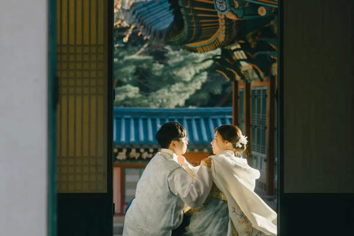 韓國宮殿內著韓服中式禮服的兩人