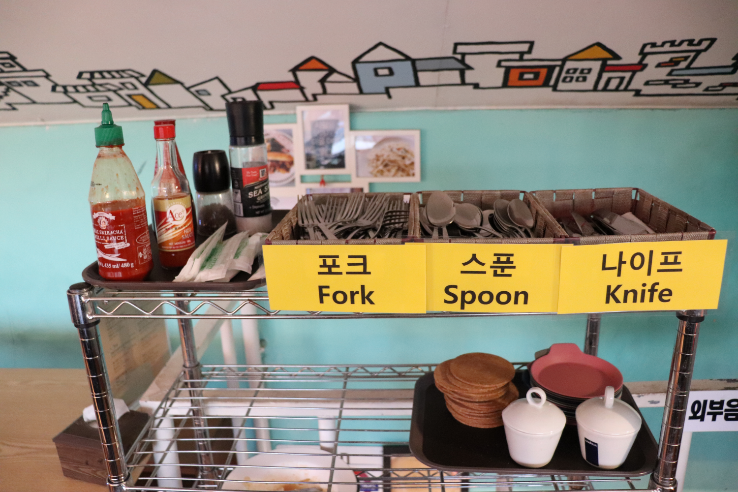 ザプレートで提供されるフォークとスプーンが並んでいるラック。