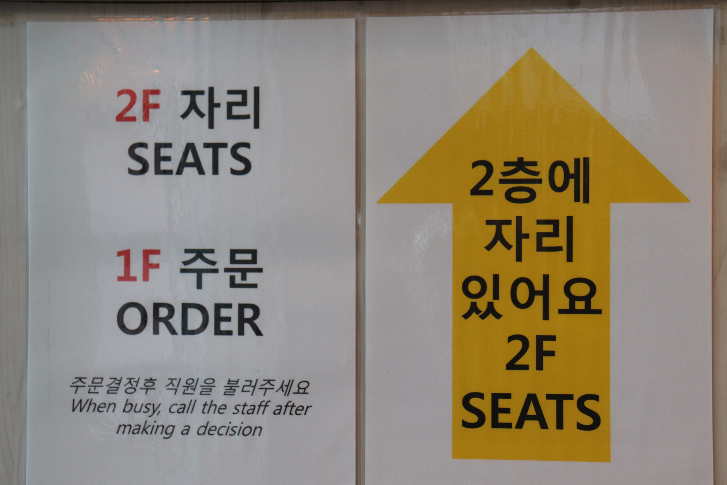 英式早餐特色餐點：包括香草香腸，煎蛋和多士放在一隻白色圓盤上