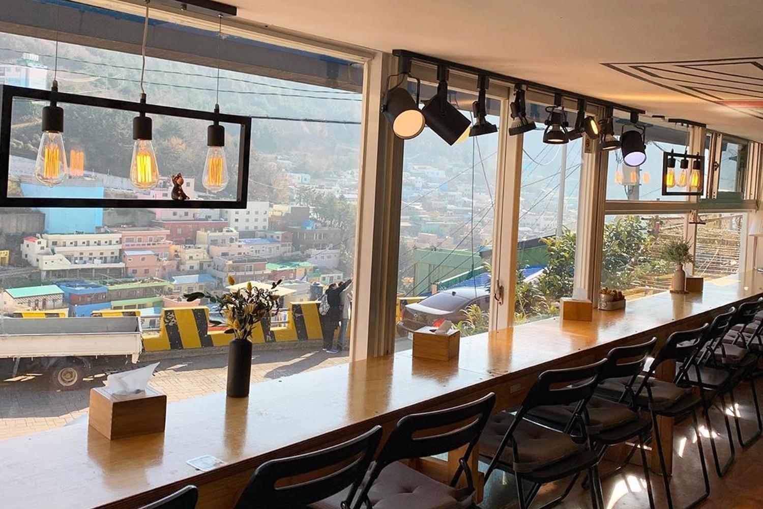 ghế ngồi ở The Plate | Nhà hàng đồ ăn kiểu Anh view đẹp tại Làng Văn Hoá Gamcheon, Busan