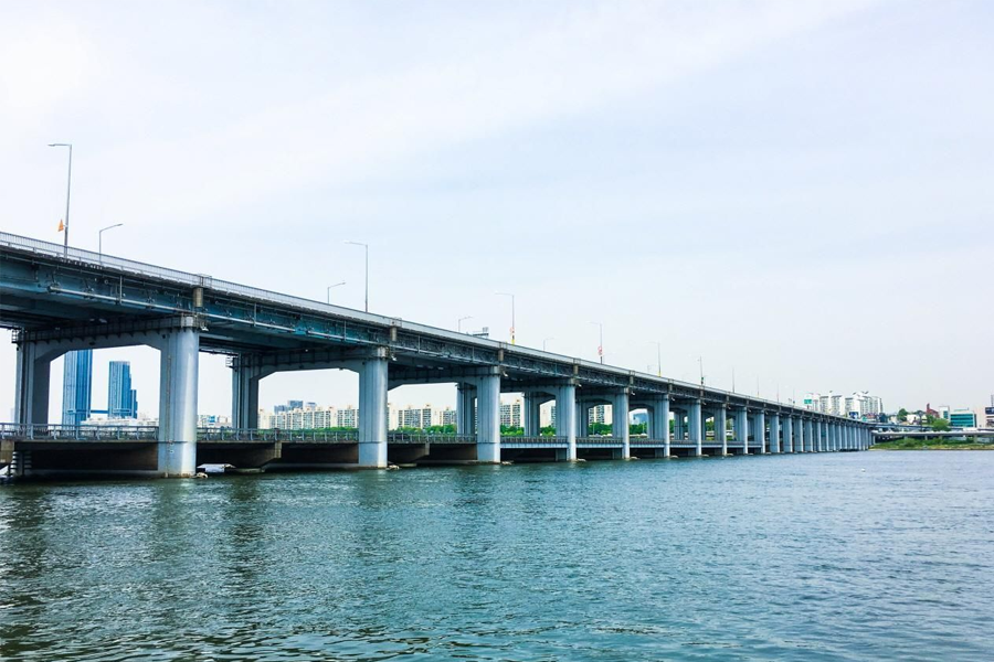 白天的盘浦大桥，全景展示了桥身与下面缓缓流淌的汉江。