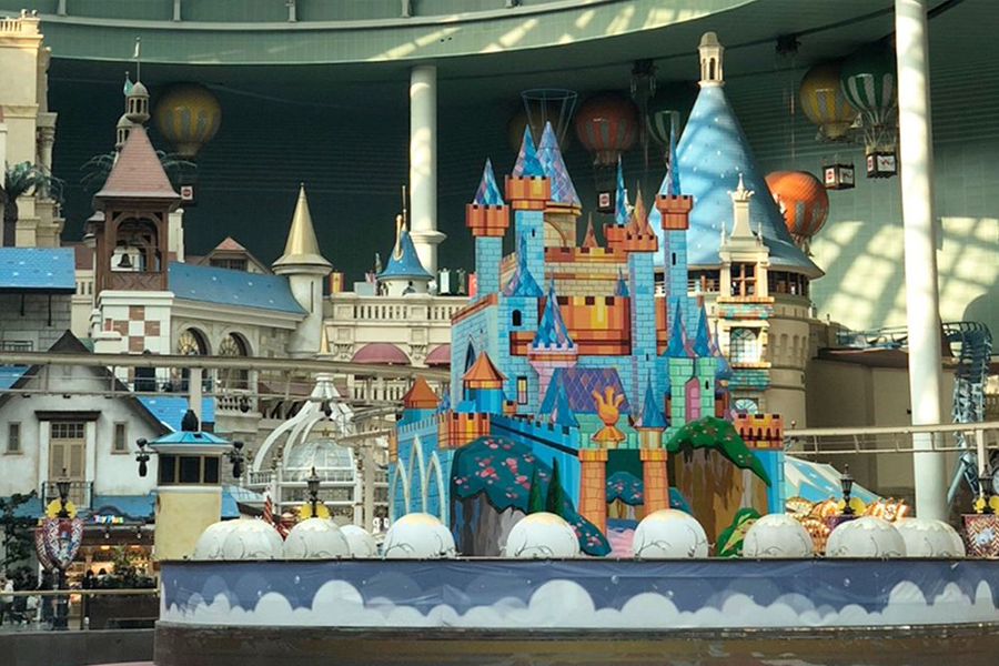 乐天世界的室内拍摄，童话般的场景和色彩斑斓的游乐设施让人仿佛置身梦境。