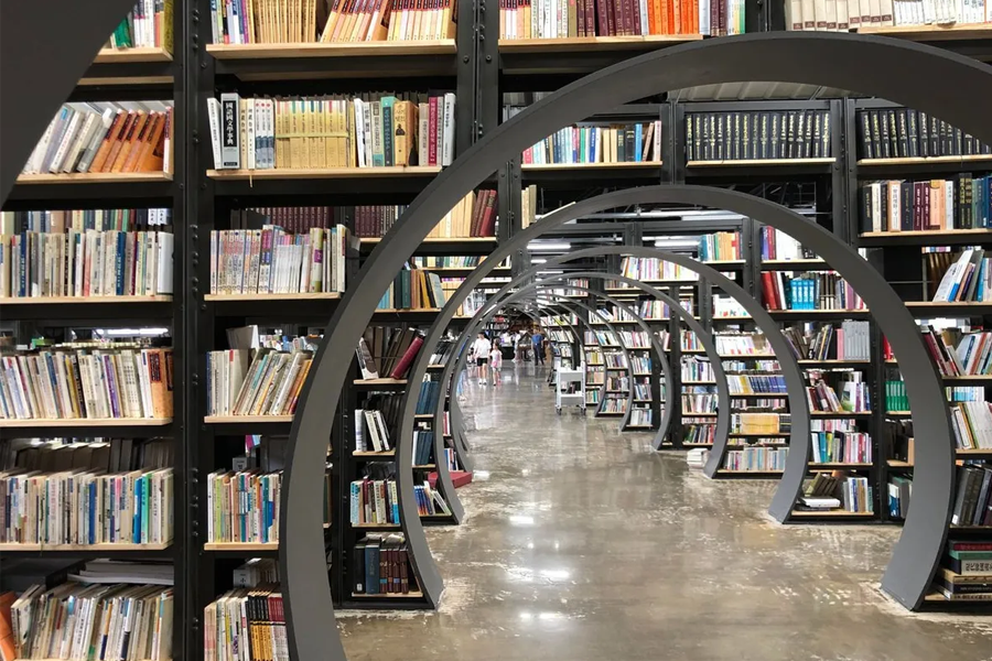 图书馆的内部走廊，拱形的架子上摆满了各种书籍，形成一个美丽的视觉效果。