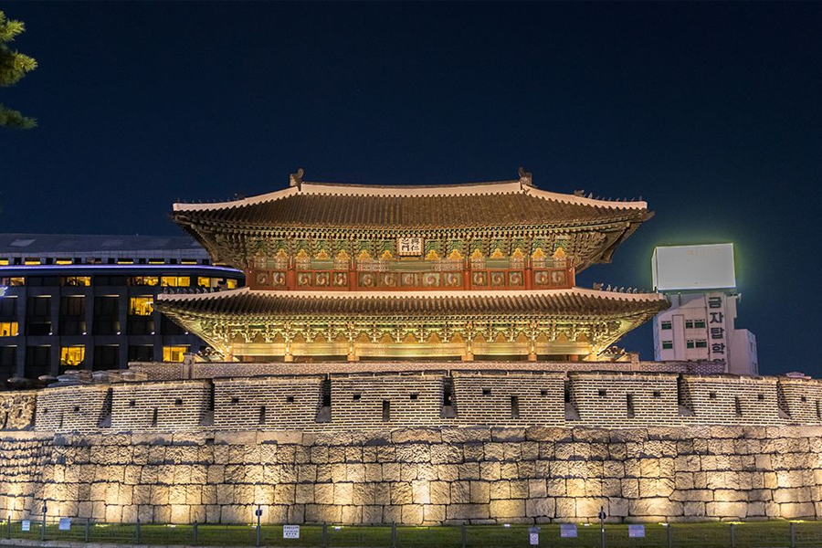 兴仁之门夜景，古老雄伟的城楼在昏暗灯光的照耀下显得格外壮美。