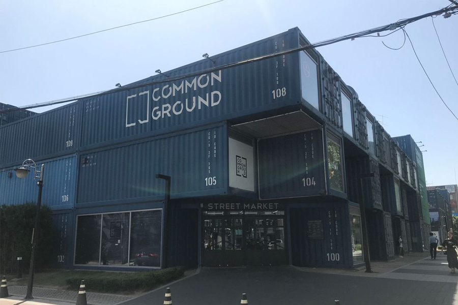 Common Ground的街景，蓝色集装箱堆叠排列组成的大型购物空间。
