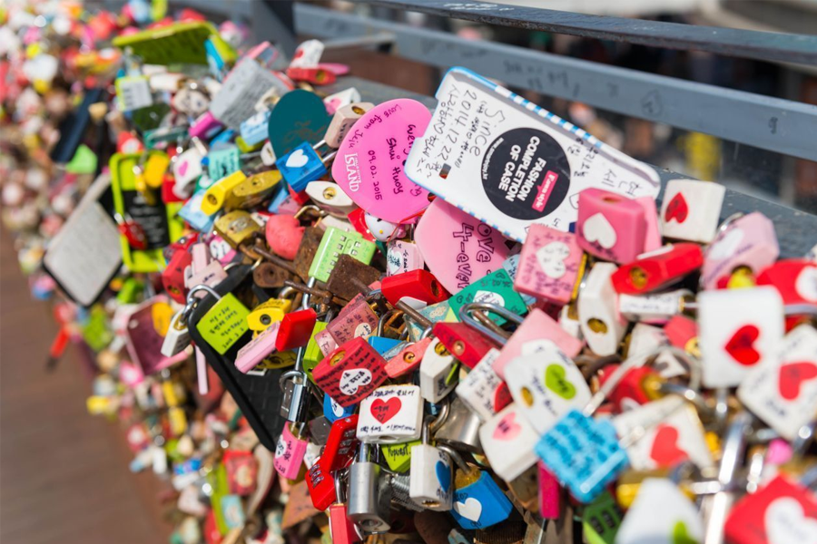 南山上的爱情锁墙，五颜六色的锁头密密麻麻地镶嵌在围栏上。