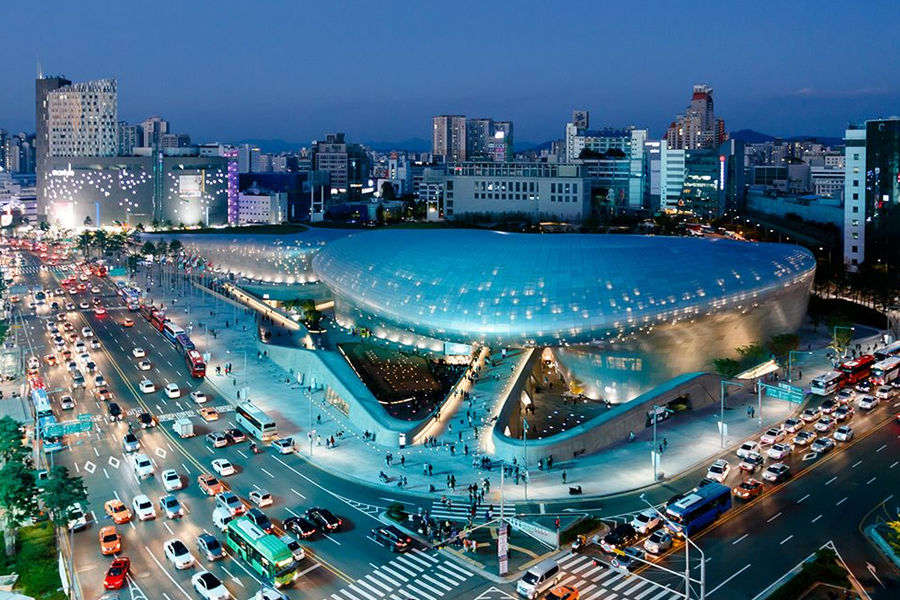 东大门设计广场夜景，建筑光滑的曲线融合现代都市的繁华夜色。