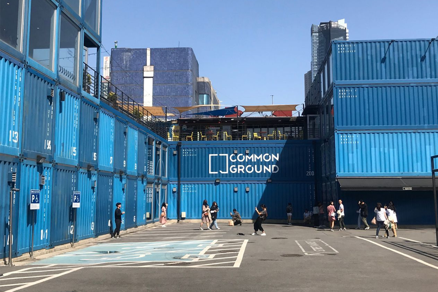 Common Ground的内部空间，集装箱的墙面透出工业风的独特魅力。