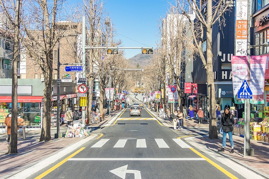 梨花女大附近的大街，车辆和行人悠闲地游走在这条街道上。