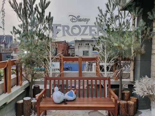 korea, seoul, samcheongdong, anguk, olaf, anna, elsa, frozen, popup store, merchandise, disney, disney plush, disney merchandise, frozen merchandise, children, movie, family time, frozen, frozen merchandise