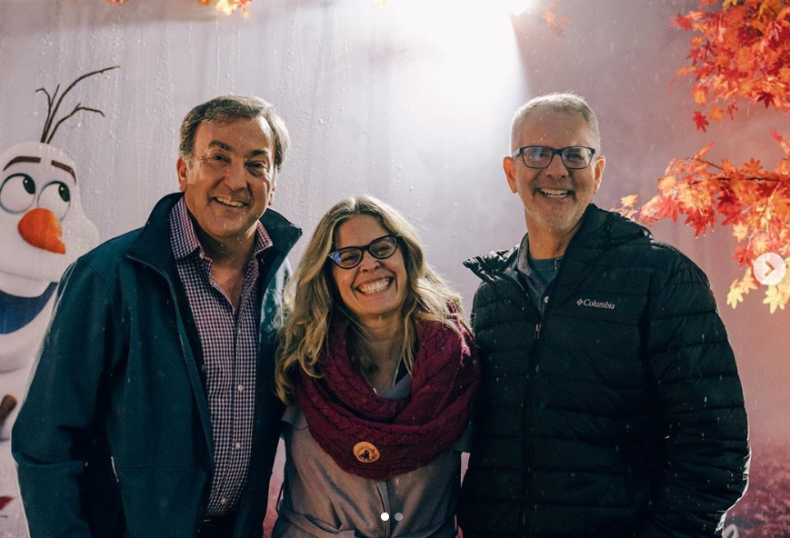 Patung Olaf dari film Frozen bersama daun-daun musim gugur di latar belakang. Olaf adalah karakter populer dari seri film Disney yang dicintai anak-anak dan keluarga di seluruh dunia.