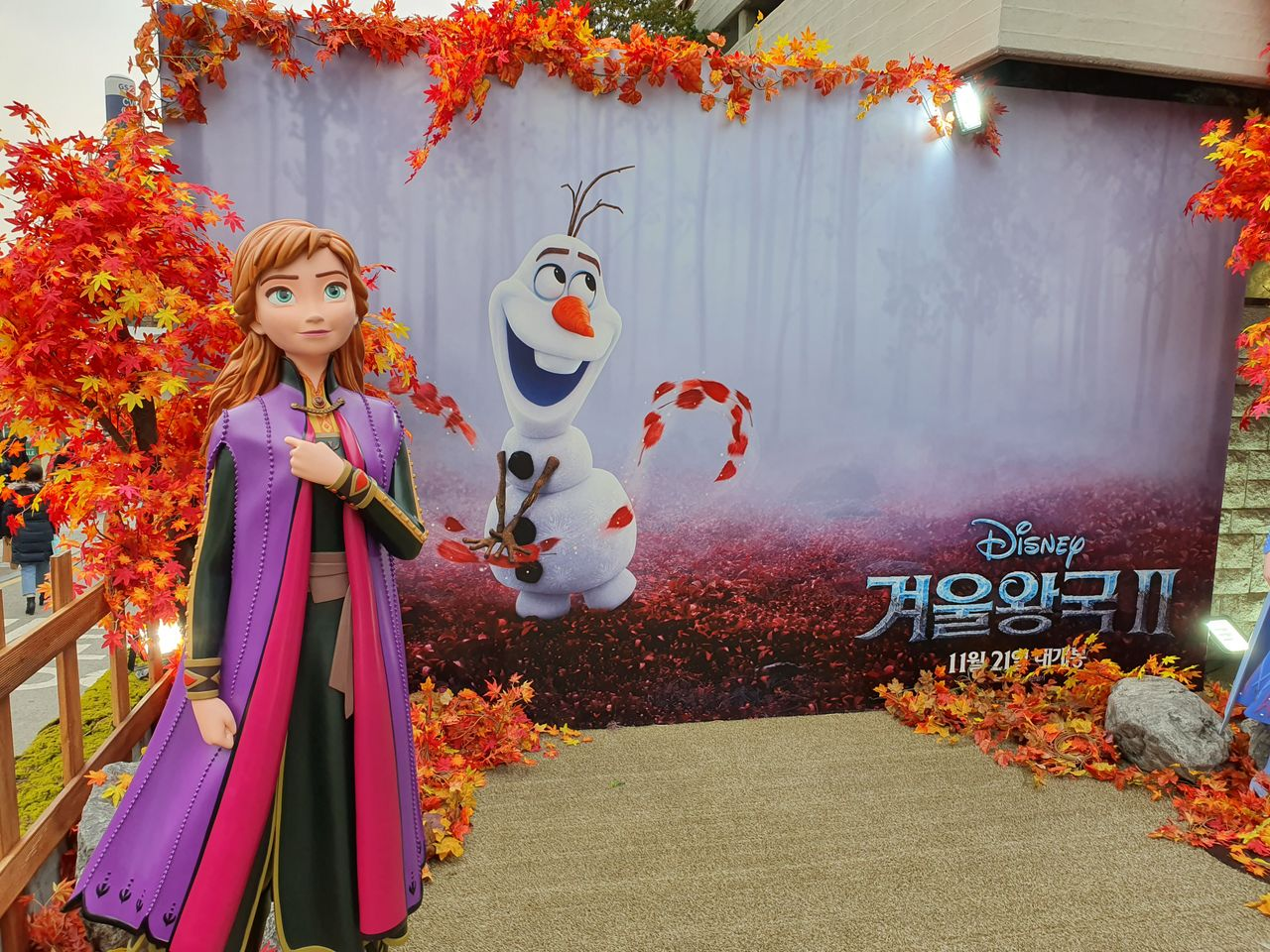 korea, seoul, samcheongdong, anguk, olaf, anna, elsa, frozen, popup store, merchandise, disney, disney plush, disney merchandise, frozen merchandise, children, movie, family time, frozen, frozen merchandise