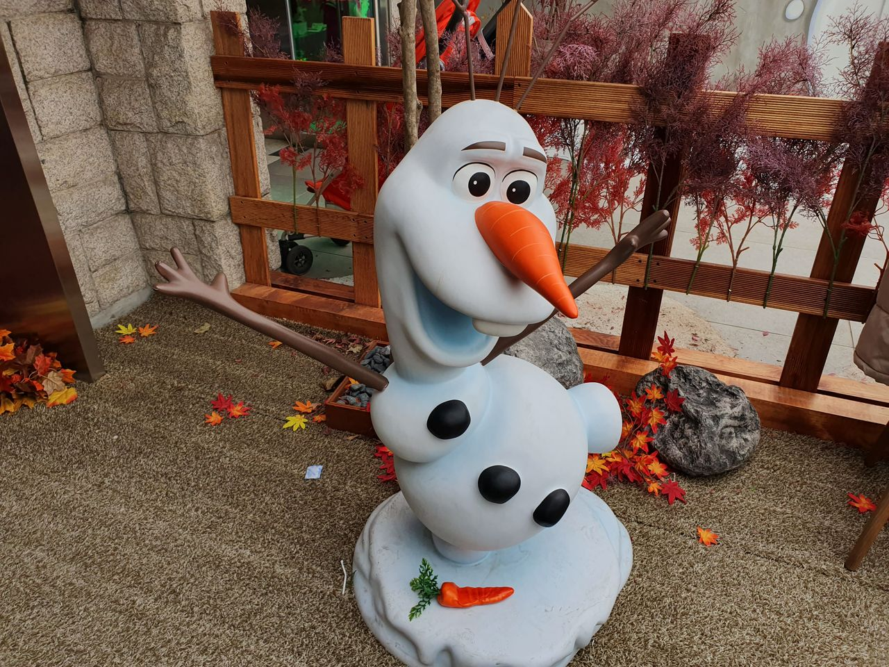 korea, seoul, samcheongdong, anguk, olaf, anna, elsa, frozen, popup store, merchandise, disney, disney plush, disney merchandise, frozen merchandise, children, movie, family time, frozen, frozen merchandise