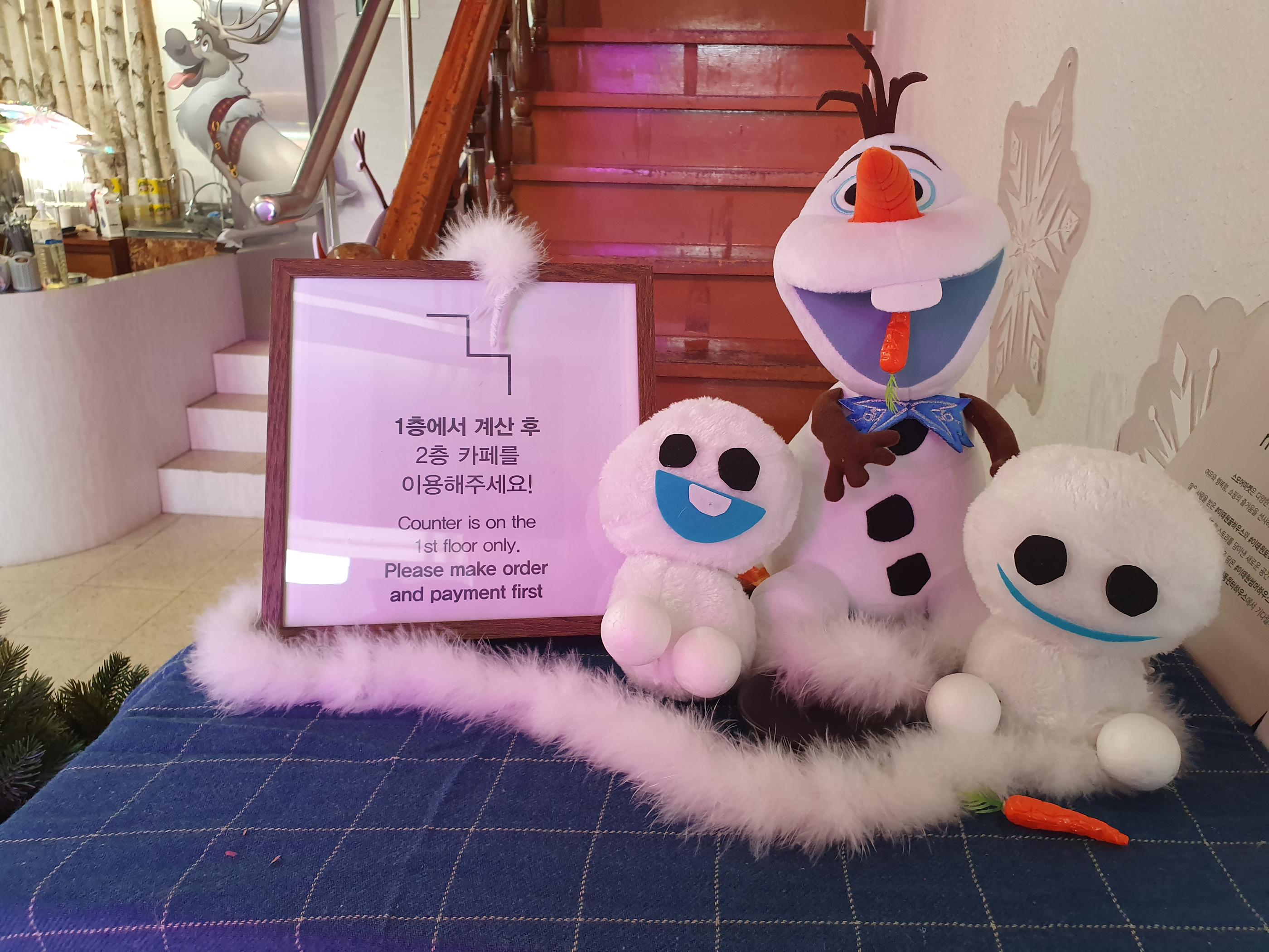 korea, seoul, samcheongdong, anguk, olaf, anna, elsa, frozen, popup store, merchandise, disney, disney plush, disney merchandise, frozen merchandise, children, movie, family time, frozen, frozen merchandise