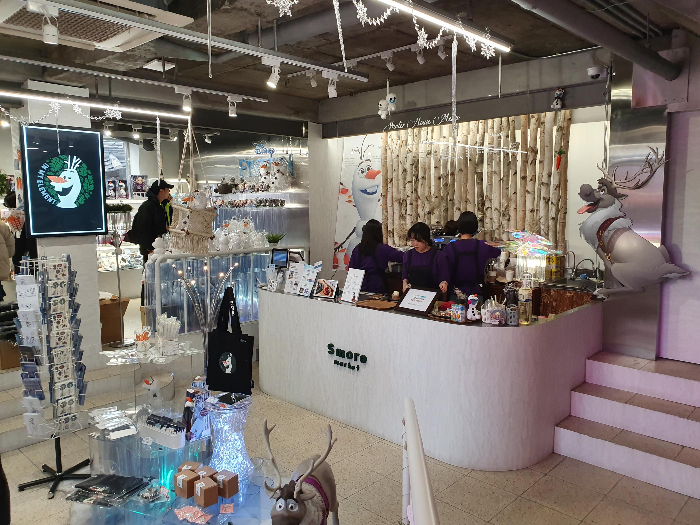 korea, seoul, samcheongdong, anguk, olaf, anna, elsa, frozen, popup store, merchandise, disney, disney plush, disney merchandise, frozen merchandise, children, movie, family time, frozen, frozen merchandise