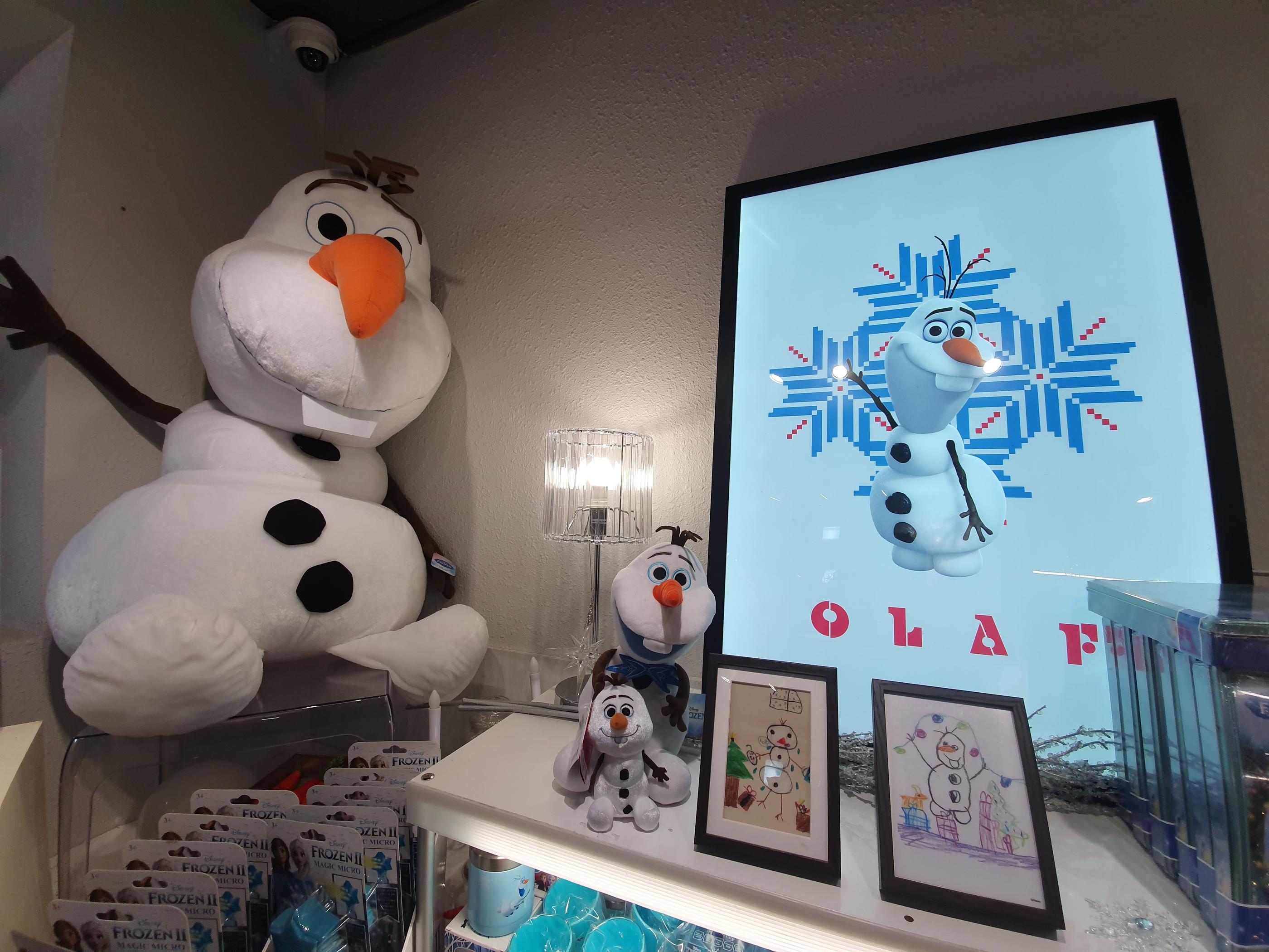 korea, seoul, samcheongdong, anguk, olaf, anna, elsa, frozen, popup store, merchandise, disney, disney plush, disney merchandise, frozen merchandise, children, movie, family time, frozen, frozen merchandise