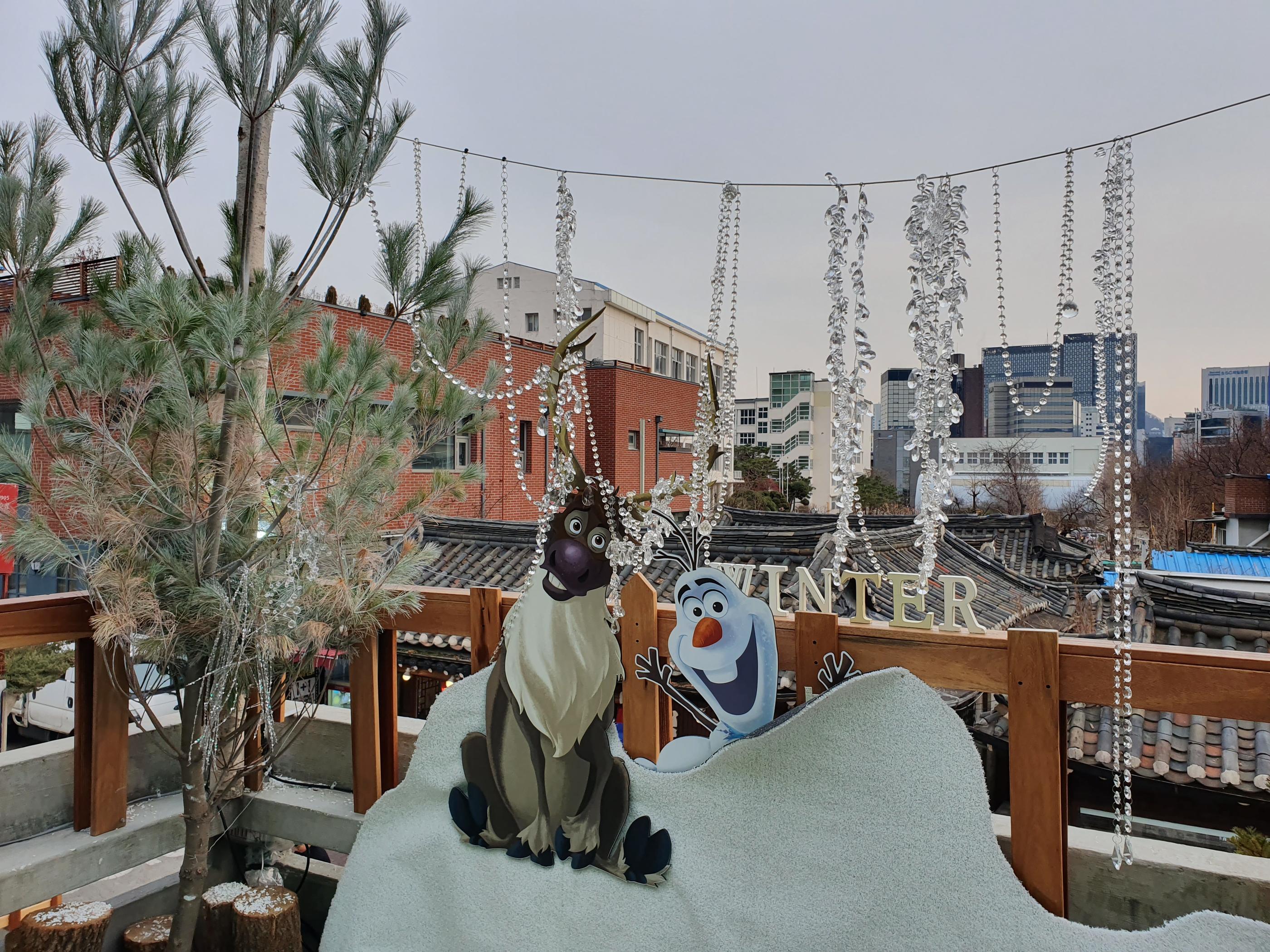 korea, seoul, samcheongdong, anguk, olaf, anna, elsa, frozen, popup store, merchandise, disney, disney plush, disney merchandise, frozen merchandise, children, movie, family time, frozen, frozen merchandise