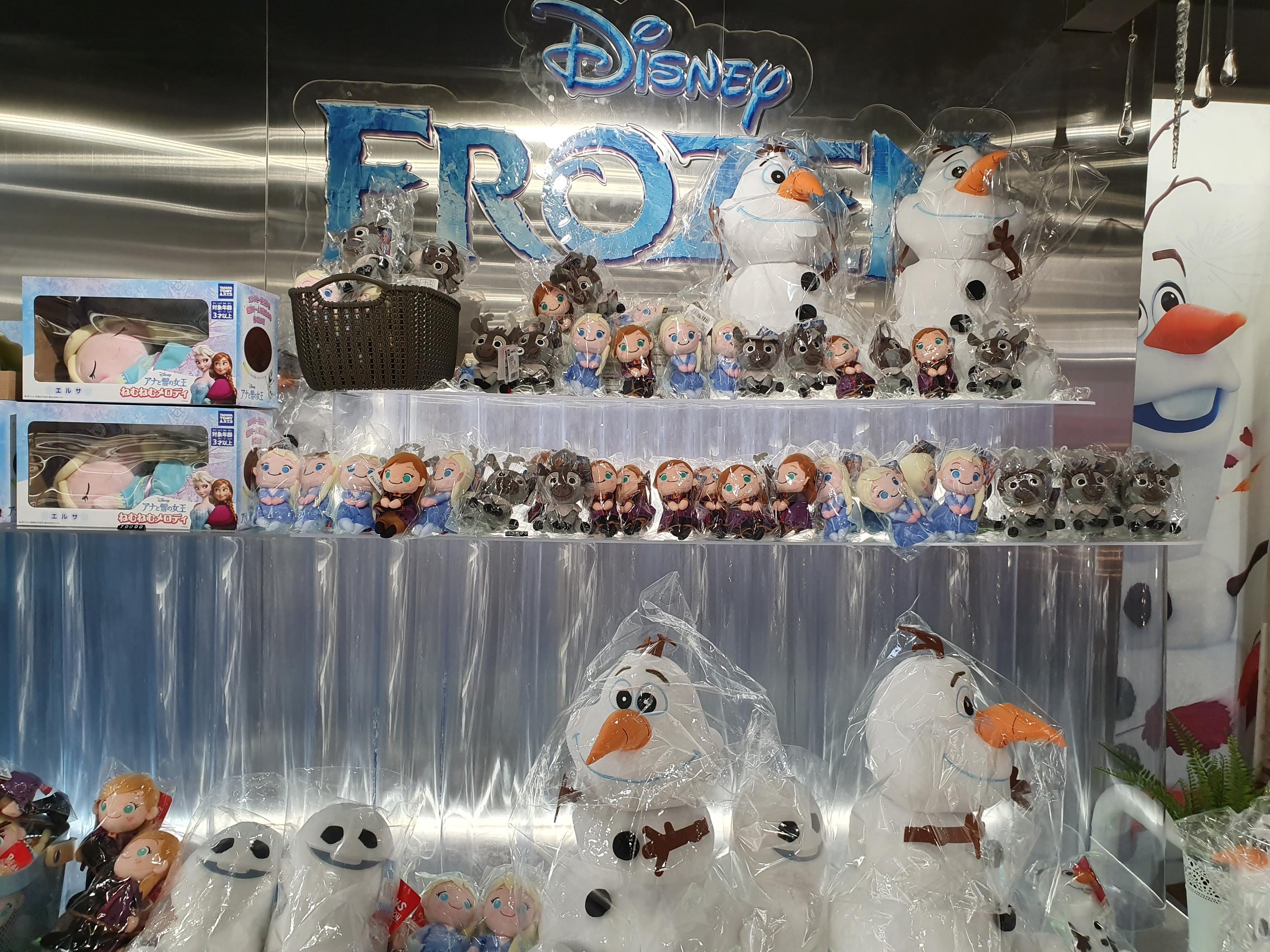 korea, seoul, samcheongdong, anguk, olaf, anna, elsa, frozen, popup store, merchandise, disney, disney plush, disney merchandise, frozen merchandise, children, movie, family time, frozen, frozen merchandise