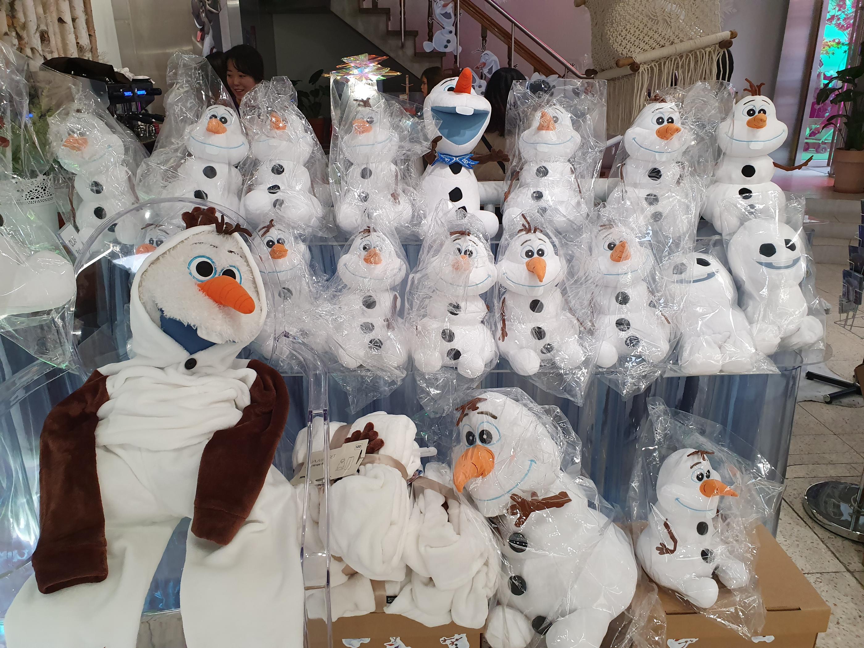 korea, seoul, samcheongdong, anguk, olaf, anna, elsa, frozen, popup store, merchandise, disney, disney plush, disney merchandise, frozen merchandise, children, movie, family time, frozen, frozen merchandise