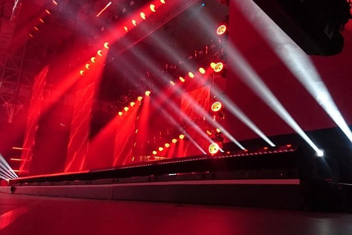 现场音乐会的舞台灯光, 红色灯光和激光束象征着演艺圈的高压环境.
